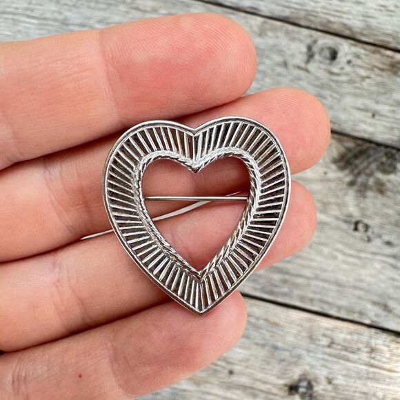 Vintage Jewelry Silver Tone Monet Heart Brooch Pin - Picture 1 of 2